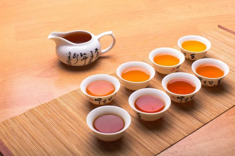 摄图网_500650419_浓淡不一的茶汤(企业商用).jpg