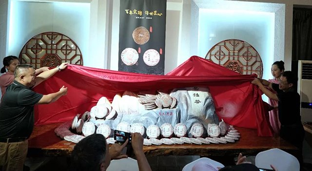 《普洱》杂志社社长罗洪波与云南普洱茶厂有限公司董事长太俊林先生为品鉴会揭幕。