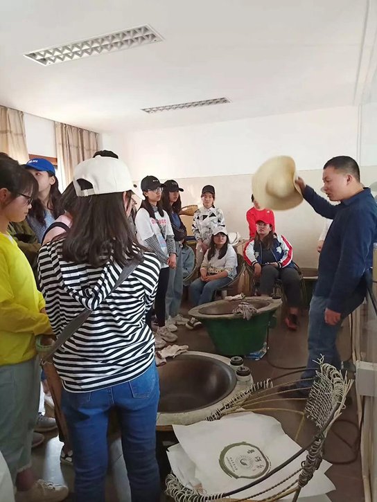 赵明教授(班主任)带领2018级茶学一班开展茶叶加工实践