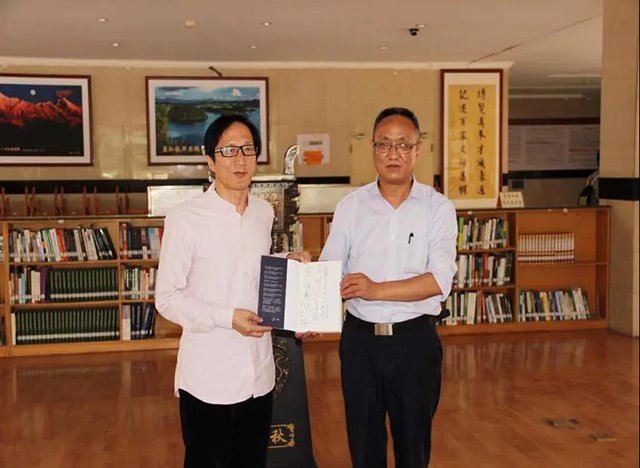 知名普洱茶企业策划专家方一知为世界茶叶图书馆捐赠图书