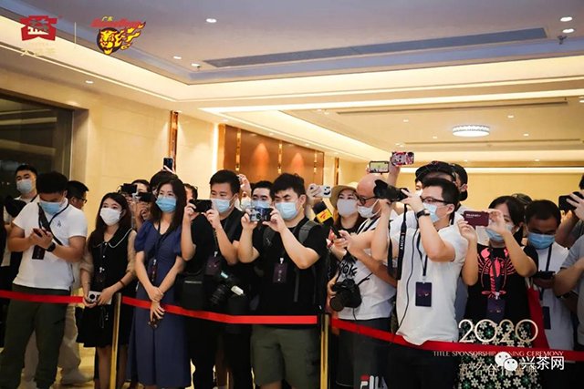 广东宏远篮球俱乐部总经理朱芳雨先生回答记者提问