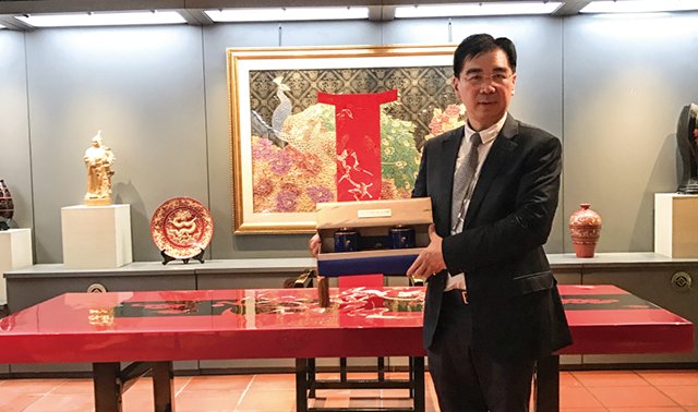 2017年肖文华董事长展示赠送给俄罗斯贵宾的茶礼国缤茶