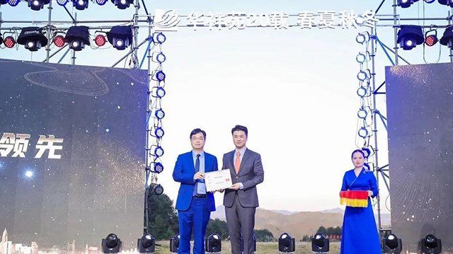 沙利文公司大中华区合伙人王晨晖为华祥苑颁发乌龙茶高端销量全国领先奖项