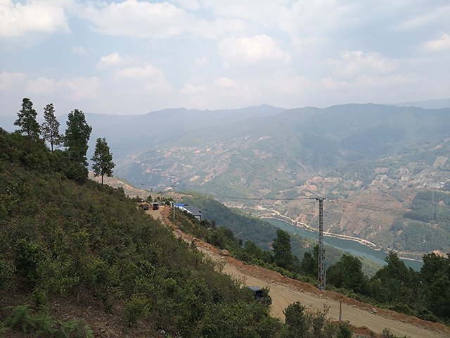 面临冰岛湖的磨烈古茶山