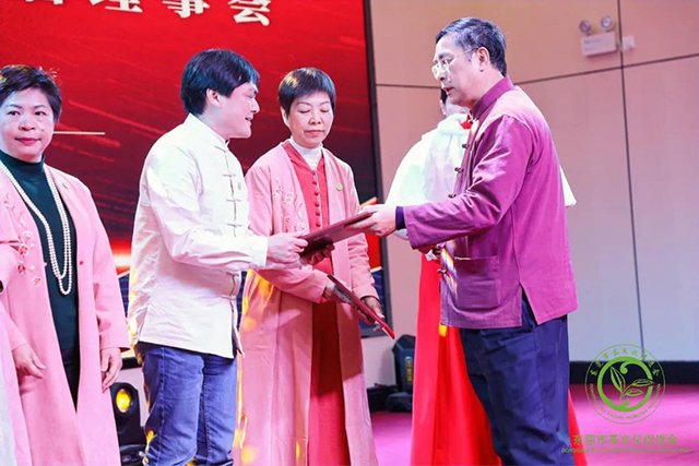 刘仲华院士与梁海潜会长为东莞市茶文化促进会第四届理事会理事成员颁牌