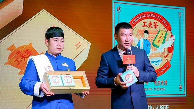 武夷星茶业副总经理陈实村介绍产品