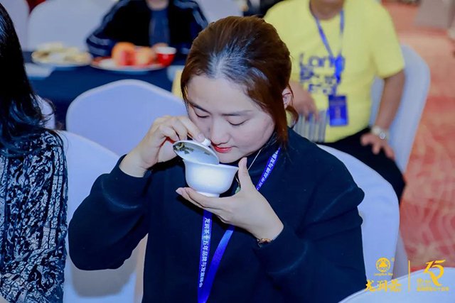 龙润茶2020古树皇帝饼