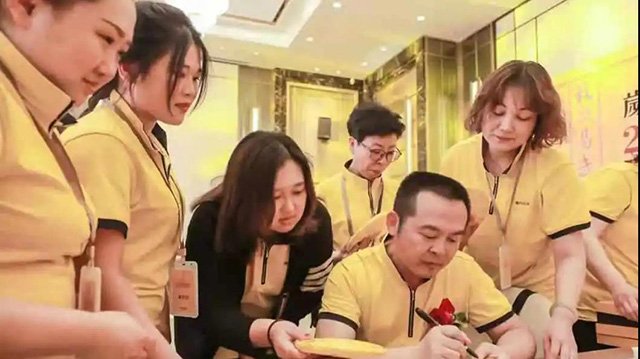 岁月知味董事长郑少烘为新品签名留念
