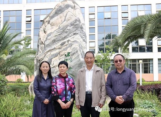 龙园茶业董事长与优秀校友代表现场合影留念共同见证获奖校友的光荣时刻