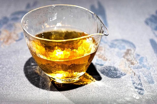 彩农茶十年醇老班章开汤