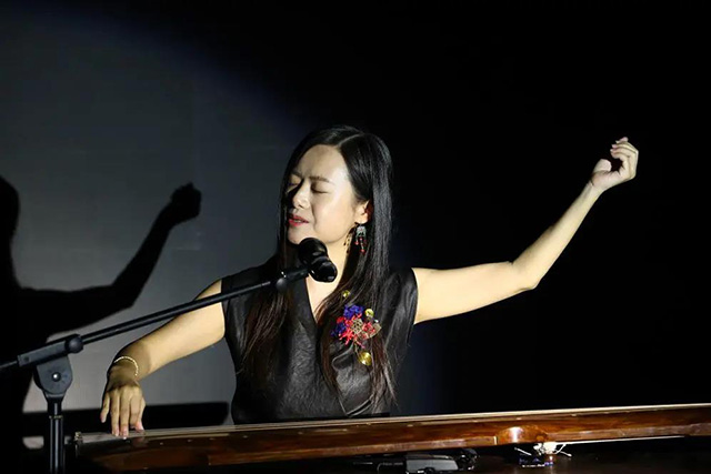 何怡女士现场琴歌演奏
