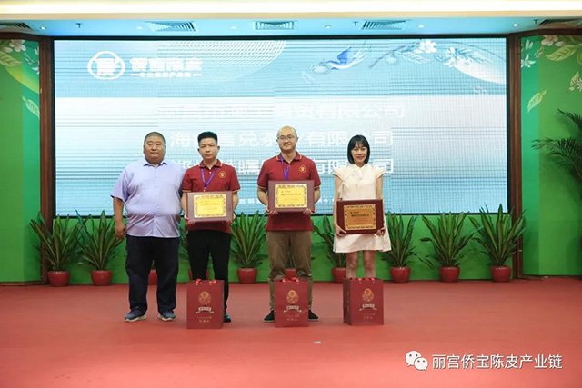 表彰优秀经销商们