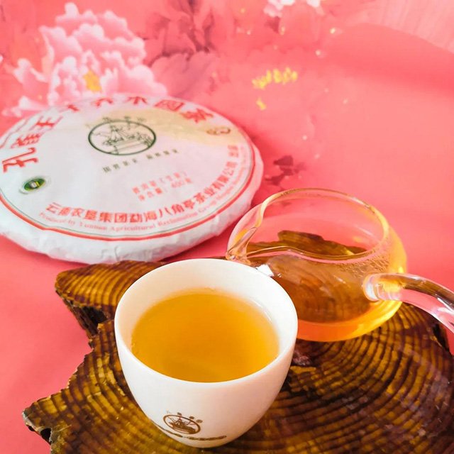 八角亭孔雀王子普洱生茶饼茶