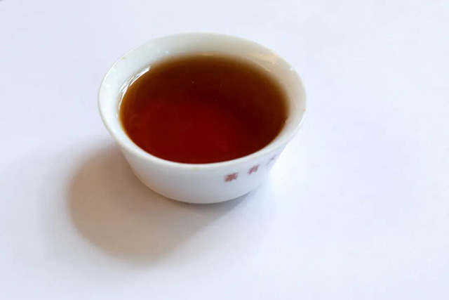大益2101大益龙柱圆茶普洱熟茶茶汤