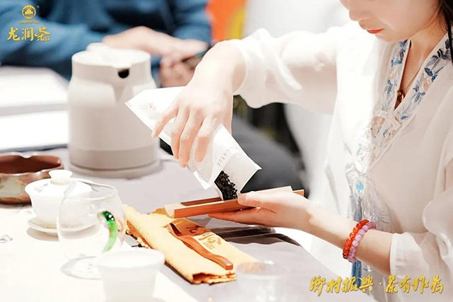 龙润红红茶