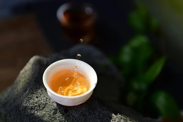 龙润红红茶
