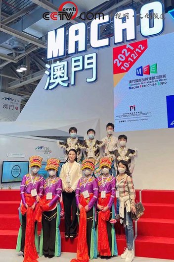 云南省茶文化形象大使徐菲尔与民族学生出席开幕式现场