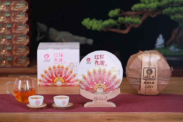润元昌红钻孔雀普洱茶