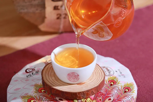 润元昌红钻孔雀普洱茶