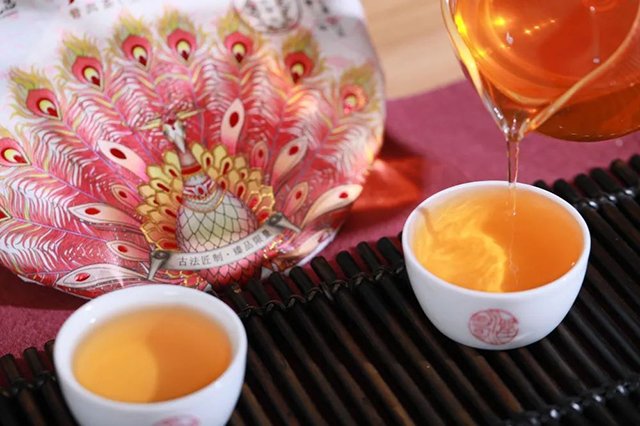 润元昌红钻孔雀普洱茶