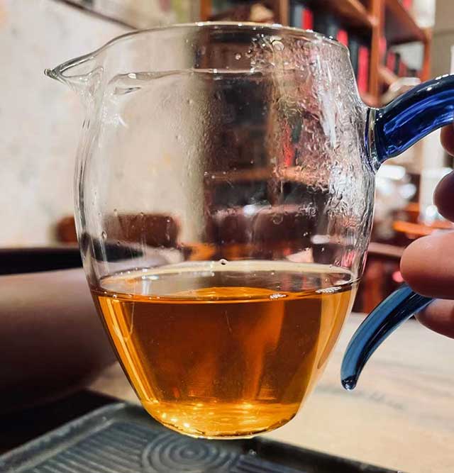 兴海茶厂2004年班章乔木生态贡饼金丝带班章孔雀