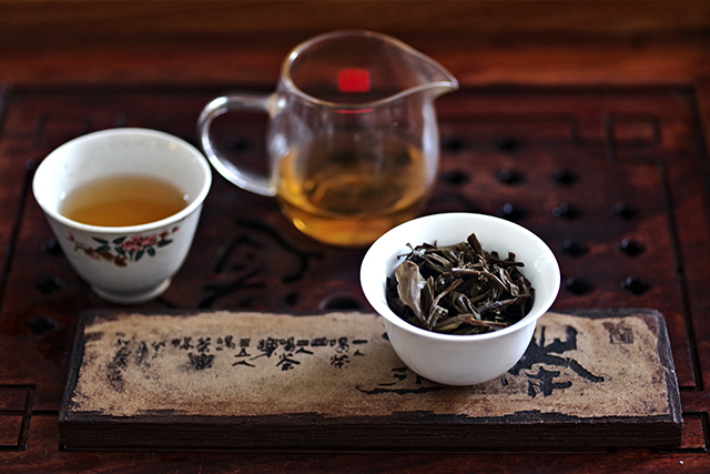 2004年兴海班章孔雀金丝青饼茶评