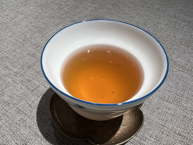 郎河2000年六山特制青饼普洱茶