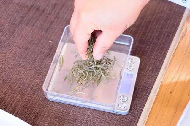 严格按照审评方法进行茶叶扦样