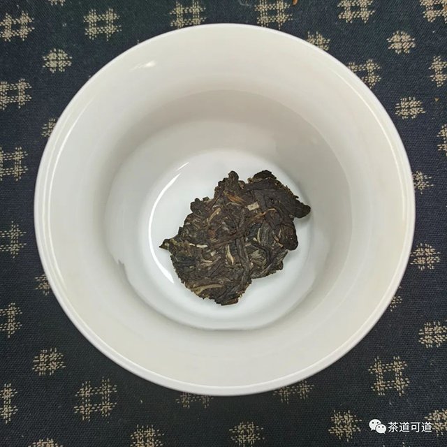 2021年大益7542黑胶礼盒版普洱茶