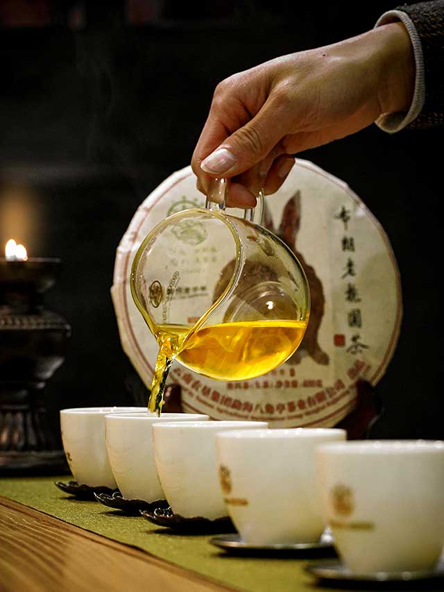 八角亭2023年布朗老树圆茶兔年生肖纪念饼