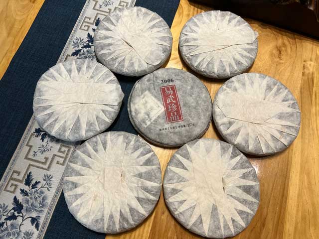 独家私藏2006年易武珍品357克饼
