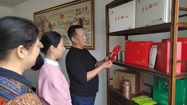 骄杨茶业总经理余男君向顾客介绍公司产品