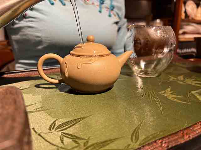 2003年八中班章青饼老茶