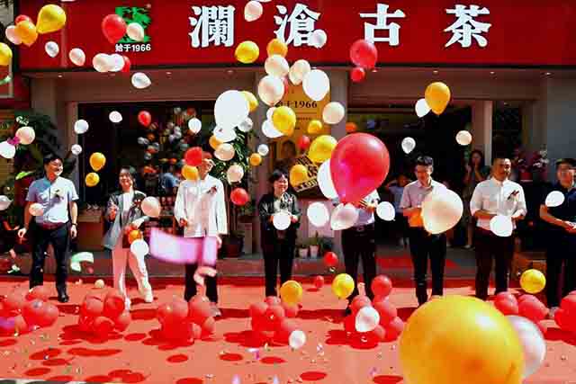 澜沧古茶集团总裁王钧为现场的乌金发烧友们签名