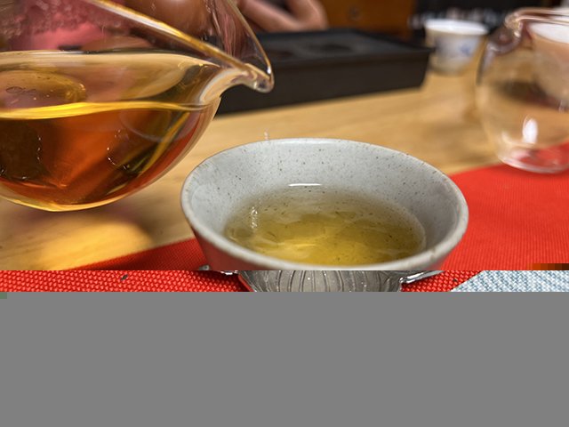 图为2010年易武刮风寨茶树王古树茶