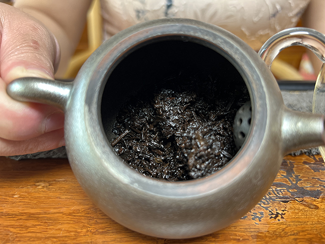 图为春城茶厂80年代88铁饼春城熟饼