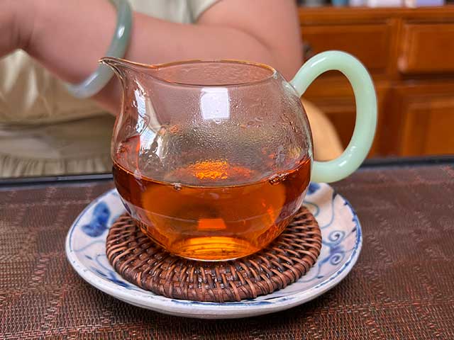 图为70年代勐海勐宋那卡竹筒茶