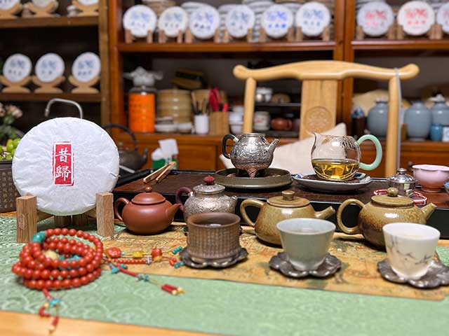 茶台 艾老师选茶:三品春城茶厂88春城铁饼熟普