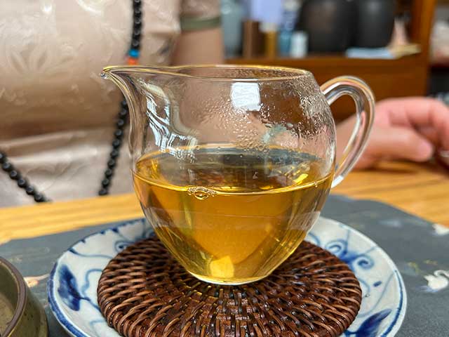 图为私藏茶红印2016薄荷塘357克饼洗茶润茶第二道茶汤
