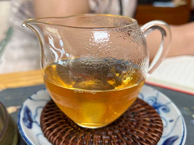 图为私藏茶红印2016薄荷塘357克饼品鉴头道茶汤