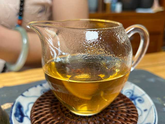图为私藏茶红印2016薄荷塘357克饼品鉴第四道茶汤