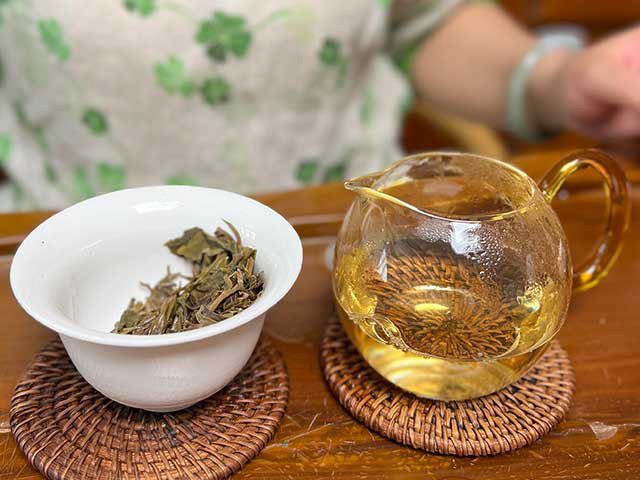 图为艳莲号2018年忙肺古树普洱小饼