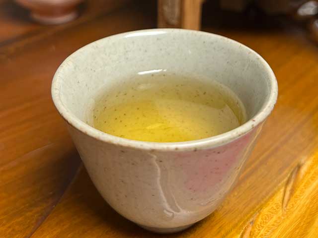 图为2021白鹿古树白茶小饼品鉴第五道汤体