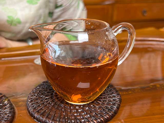 图为昆明仓1999年红丝带绿印熟茶洗茶润茶汤体