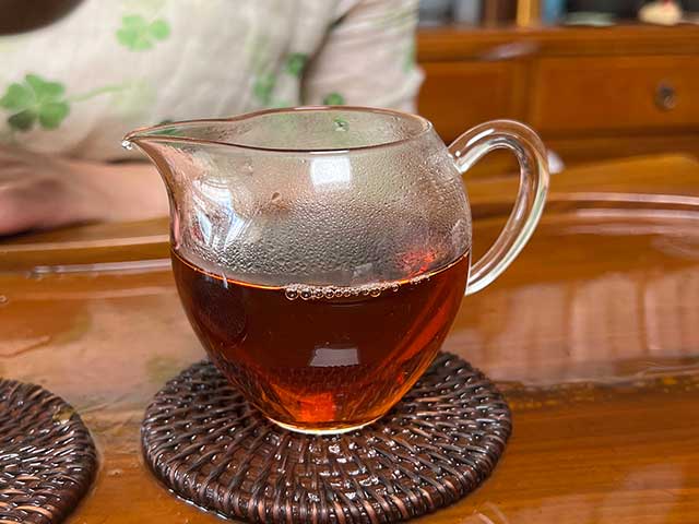 图为昆明仓1999年红丝带绿印熟茶洗茶润茶第二道汤体