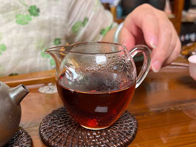 图为昆明仓1999年红丝带绿印熟茶品鉴第三道汤体