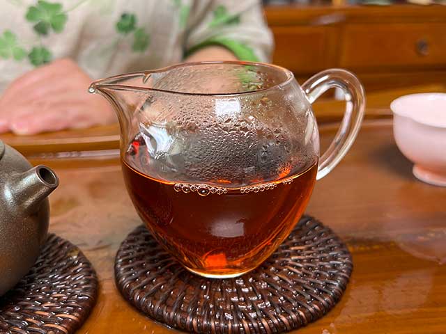 图为昆明仓1999年红丝带绿印熟茶品鉴第五道汤体