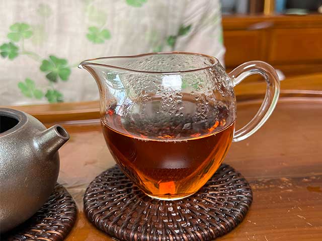 图为昆明仓1999年红丝带绿印熟茶品鉴第九道汤体