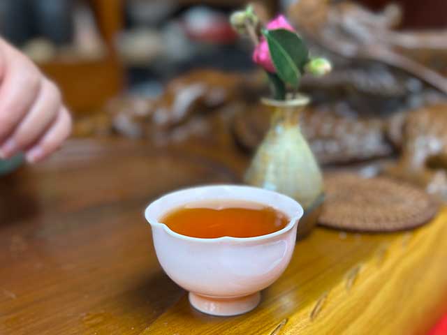 图为昆明仓1999年红丝带绿印熟茶品鉴第九道汤体
