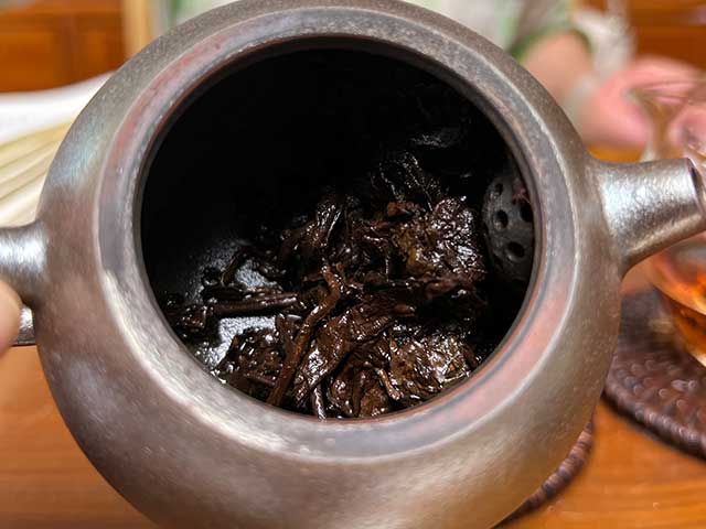图为昆明仓1999年红丝带绿印熟茶